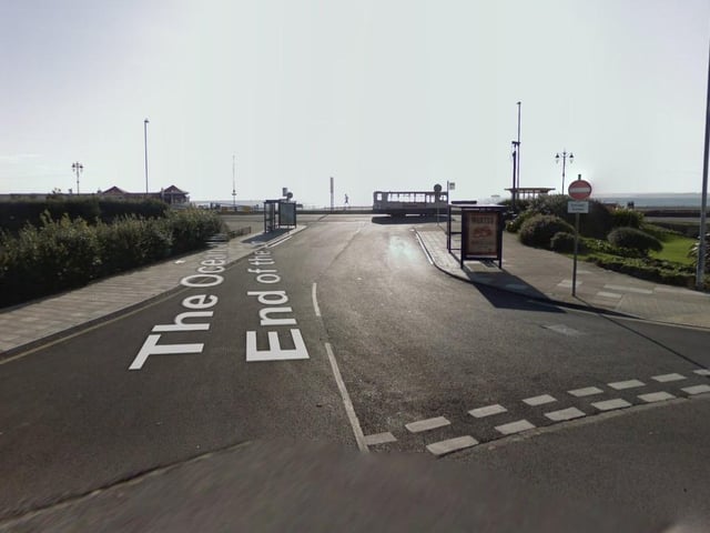 This tiny road for buses which is next to Canoe Lake was named after The Ocean at the End of the Lane a 2013 novel by Neil Gaiman whose family were originally from Polish Jewish roots, but settled in Portsmouth and had a successful grocery shop chain.