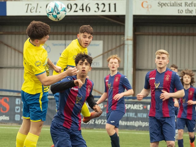 US Portsmouth (maroon/blue) v Locks Heath. Picture: Keith Woodland
