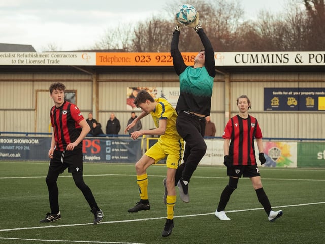 Action from the U16 GEC Marconi Invitation Cup final between Horndean Hawks Condors (red/black) and Pickwick Youth Panthers (yellow). Picture: Keith Woodland (260221-879)