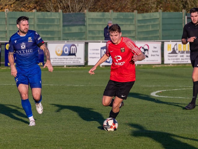 Fareham (red) v Baffins Milton Rovers. Picture: Mike Cooter
