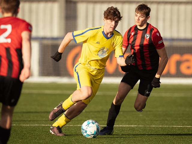 Action from the U16 GEC Marconi Invitation Cup final between Horndean Hawks Condors (red/black) and Pickwick Youth Panthers (yellow). Picture: Keith Woodland (260221-508)