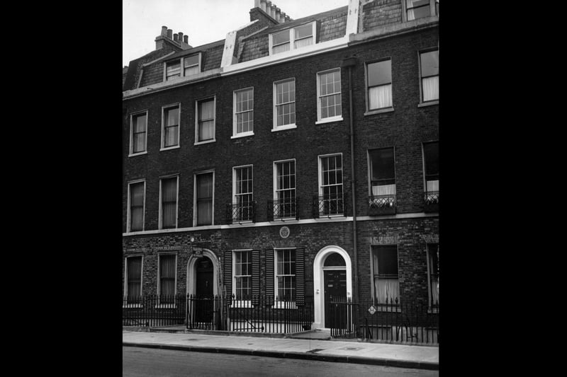 11th April 1950:  The preserved home of English novelist Charles Dickens (1812 - 1870)  at 48 Doughty Street, Bloomsbury, London.  (Photo by Topical Press Agency/Getty Images)