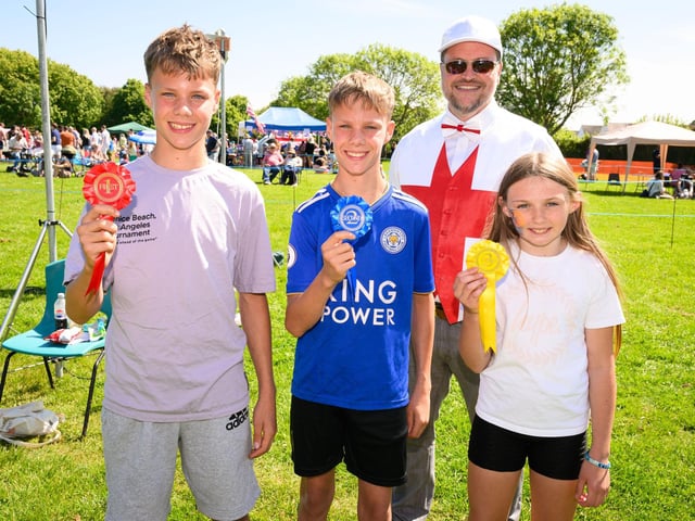 Ethan Hinsley, Louie Hinsley, and Dolce Lennon show off their prizes alongside Mark Coates, compare for the day.Picture: Keith Woodland (250521-162)