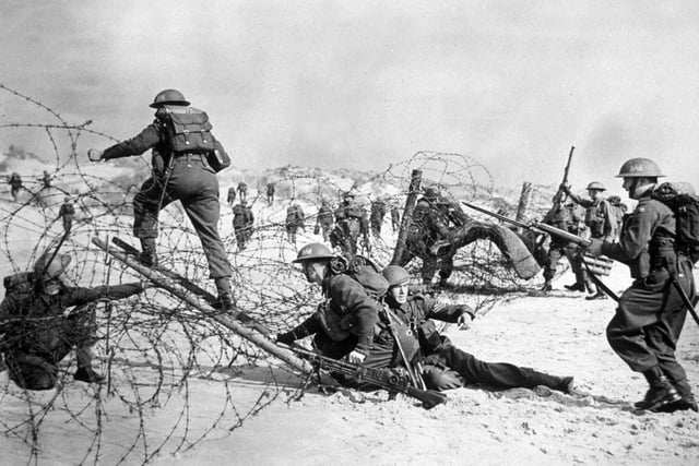 1940: British soldiers negotiating a barbed wire defence during a seashore invasion exercise.  (Photo by Hulton Archive/Getty Images)