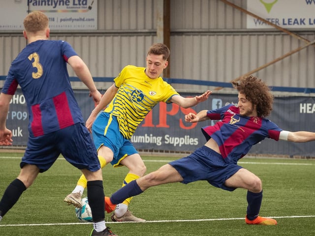 US Portsmouth (maroon/blue) v Locks Heath. Picture: Keith Woodland