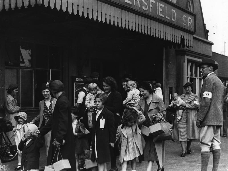 Evacuees at Petersfield Railway Station. The News PP295