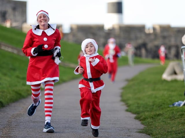 Two runners push on towards the finish line. Picture: Chris  Moorhouse (221224-78)