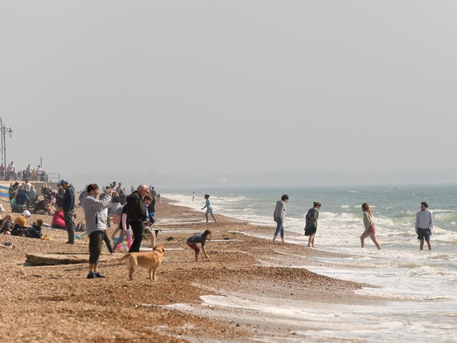 Visitors go for a paddle (160421-64)