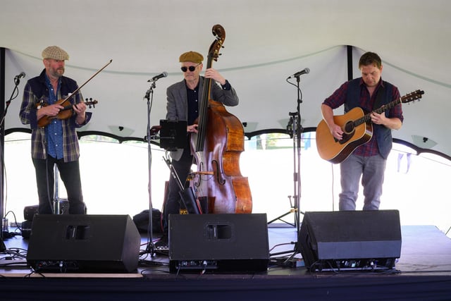 Pictured is: Supper Strings Picture: Keith Woodland (140921-100)