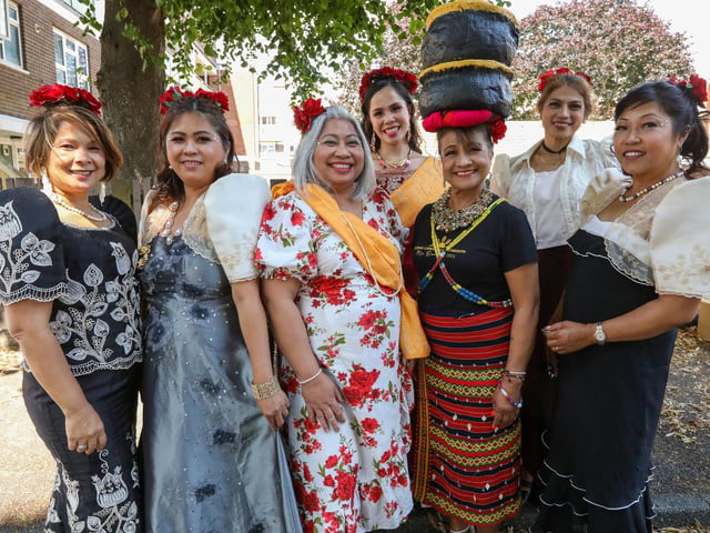 The Filipino Hampshire Dancers at SomersFest.Picture: Chris  Moorhouse (270724-50)