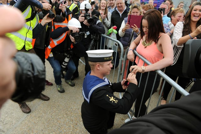 15th May 2015. Sam Luckett proposes to Danielle Cotton. 
Home coming of HMS Dauntless at Portsmouth Dockyard, Portsmouth. 
Picture: Allan Hutchings (150741-022)