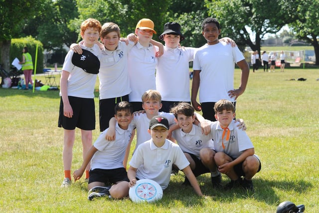 Year 7s have a go at Ultimate Frisbee (160622-6715)