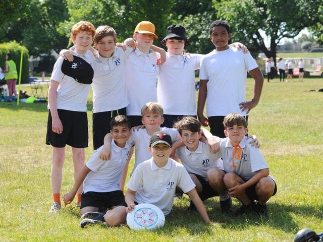 Year 7s have a go at Ultimate Frisbee (160622-6715)