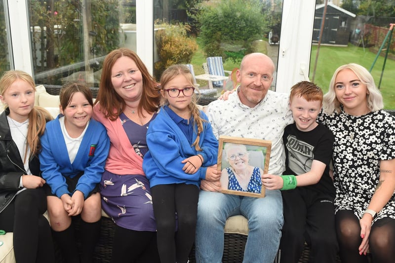 Kieran Lane from Leigh Park and some of his family ran the Great South Run on Sunday, October 16 2022 in memory of his mum Frances Lane who died in February 2022 from cancer. 
Pictured is: (l-r) Lexie Lane (12), Aila Thomas (9), Fiona Davey (45), Willow Thomas (7), Kieran Lane (47), Keelan Lane (10) and Chloe Lane (23).

Picture: Sarah Standing