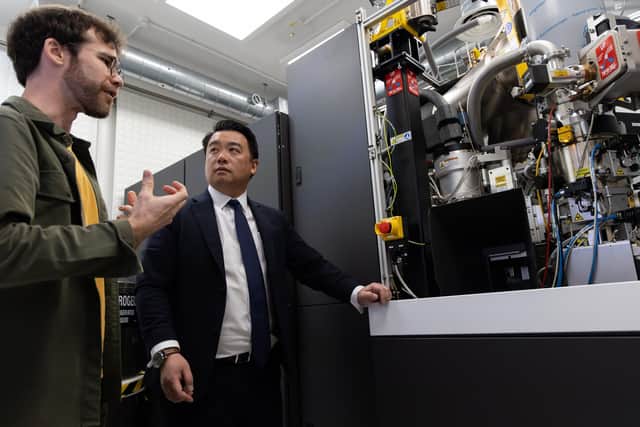 Alan Mak MP with Dr Matt Jessop at the Institute of Cancer Research