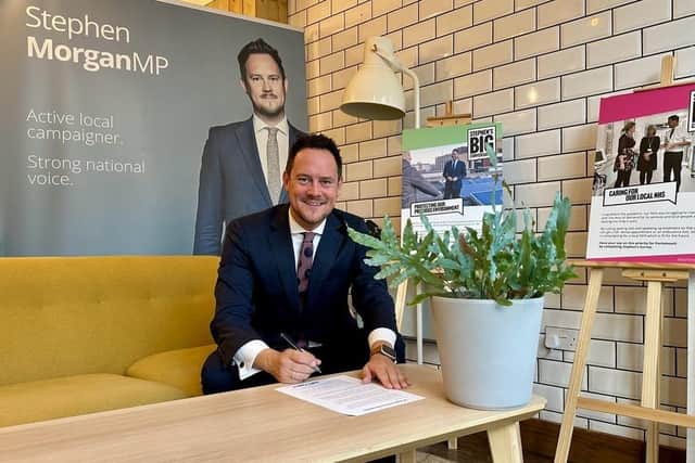 Stephen Morgan signs the Restart Project’s ‘Repair and Reuse Declaration’