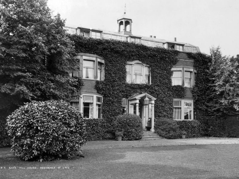 circa 1900:  The last home of English novelist Charles Dickens (1812 - 1870)  and his parents, Gads Hill House, near Rochester, where he died suddenly on 9th June 1870.  (Photo by Hulton Archive/Getty Images)