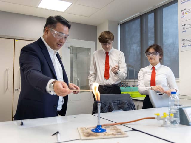 Alan Mak MP joins pupils to take part in a science experiment at Park Community School