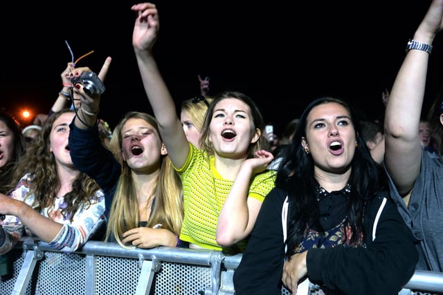 Fans watching Tom Odell (142476-337)