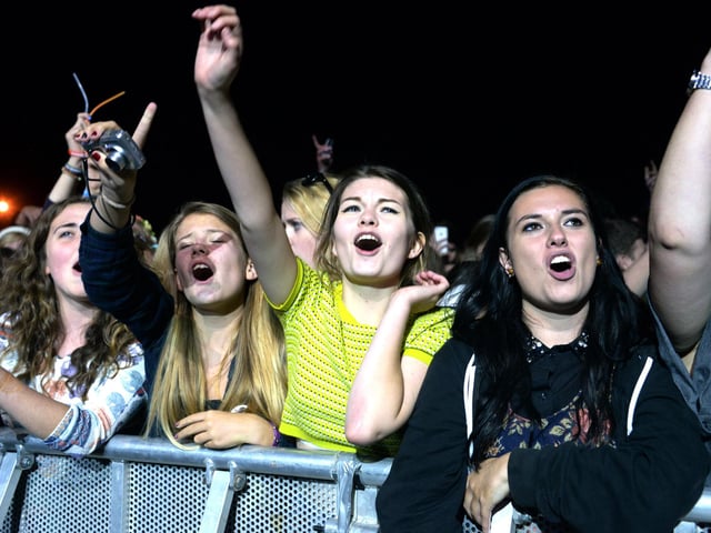Fans watching Tom Odell (142476-337)
