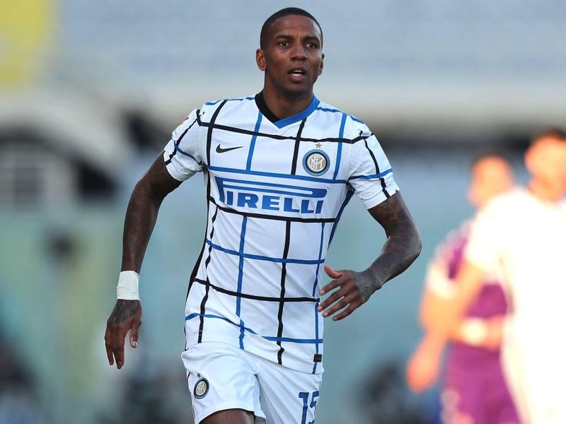 Ashley Young has decided to sign for Aston Villa, rejecting a move to Premier League rivals Burnley. (Mirror)  

(Photo by Gabriele Maltinti/Getty Images)