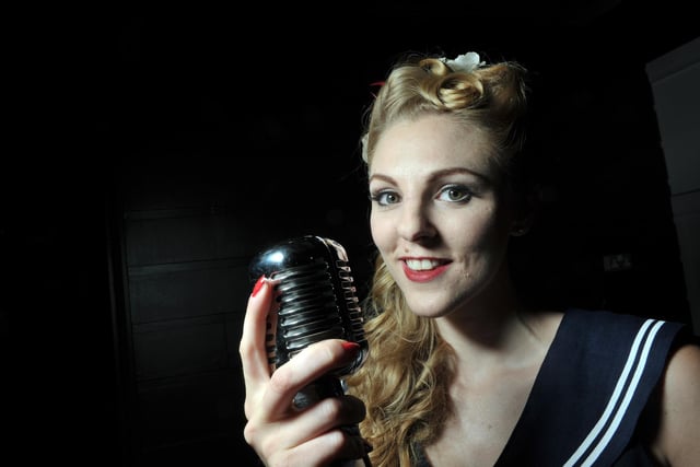40's Pin-Up singer Annie Andrews performing at Victorious Vintage 
 (121916-705)