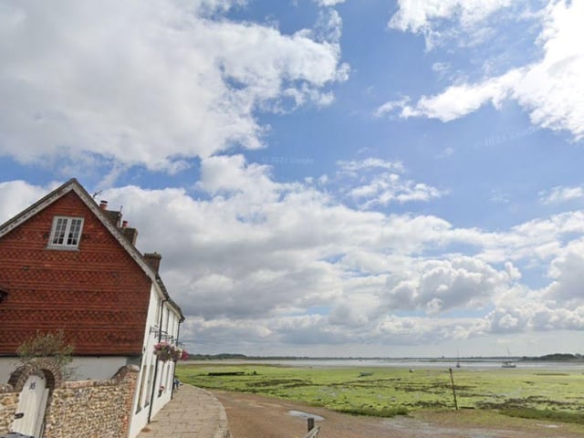 The Royal Oak, in Havant, is sat on the Langstone waterfront and is a brilliant family friendly pub. The Greene King pub is a hearthy venue that offers traditional pub grub including fish and chips, gammon, lasagne and much more.