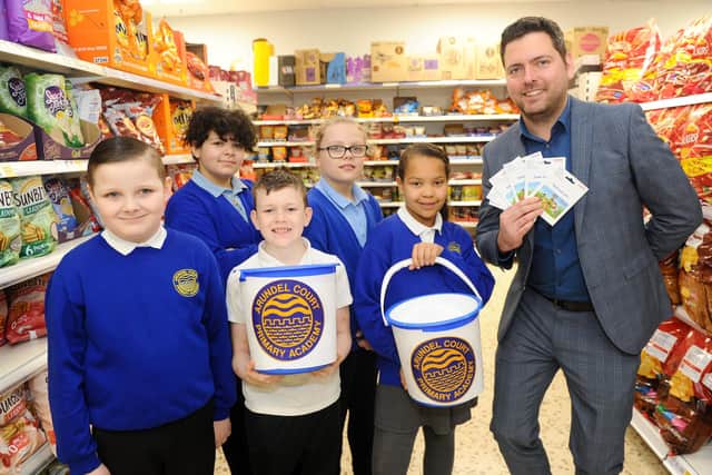 Store manager, Scott Moonan, with £160 worth of store vouchers Tesco is donating to the school, alongside (left to right) Reggie Stewart, 10, Bow-Anne Shanahan, 10, Vinnie Thompson, 10, Maddison Shorthouse, 10, and Daniella Uzoamaka, 9.

Picture: Sarah Standing