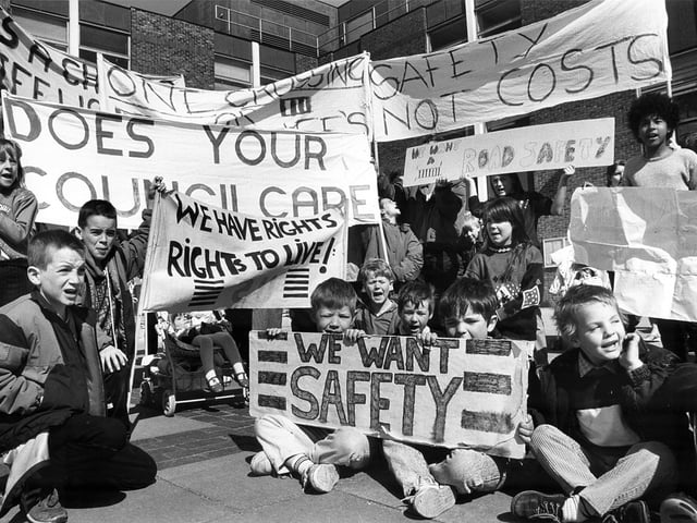 Demo for pedestrian crossing for Middle Park Way, Havant Apr 1990. The News PP169
