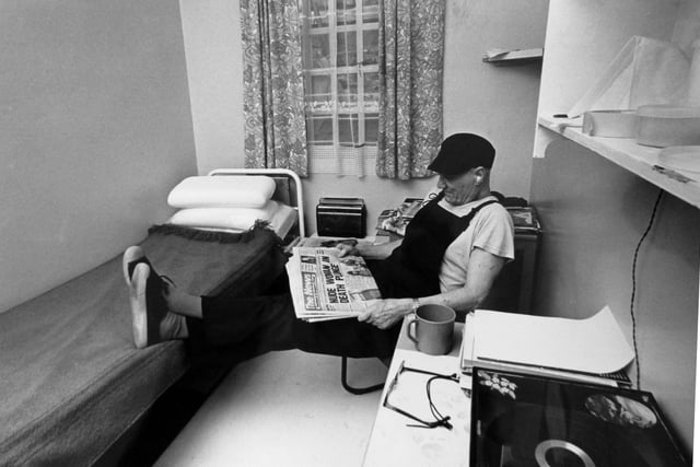 An inmate reading The News in August 1988.
