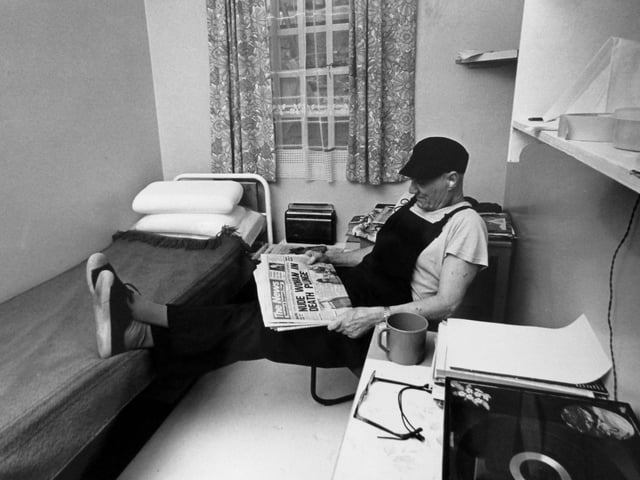An inmate reading The News in August 1988.