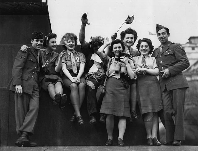 A group of ATS and American soldiers celebrate the original VE Day in Trafalgar Square (Photo: Keystone/Getty Images)