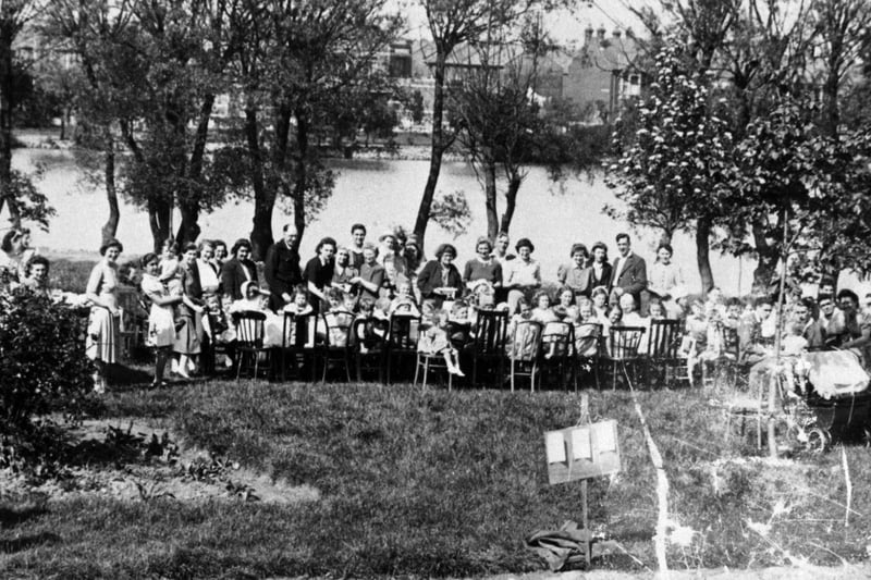 WW2 VE Day street party at Baffins Pond, Copnor. The News PP5342