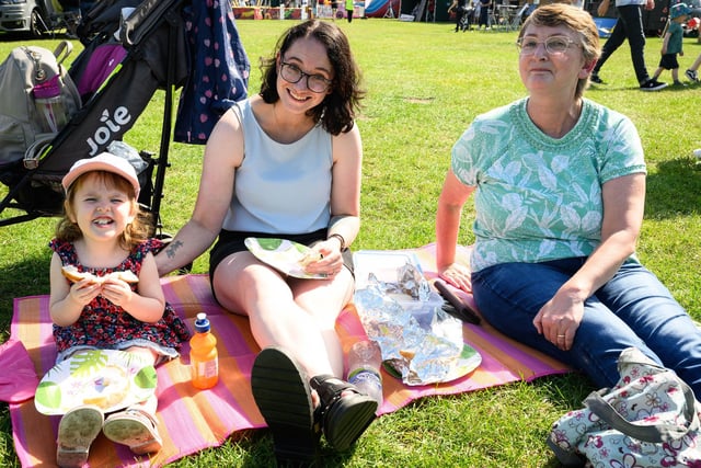 Pictured is: Isabel, Chloe and Amanda Webber from Gosport enjoy a picnic
Picture: Keith Woodland (020921-23