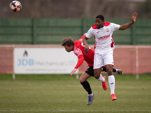 Fuzz Kanjanda (Horndean, right) wins this header.
Picture: Keith Woodland