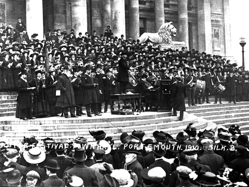 Easter Sunday morning service 1910 on the Town Hall steps. The Salvation Army Band is accompanying the hymns.