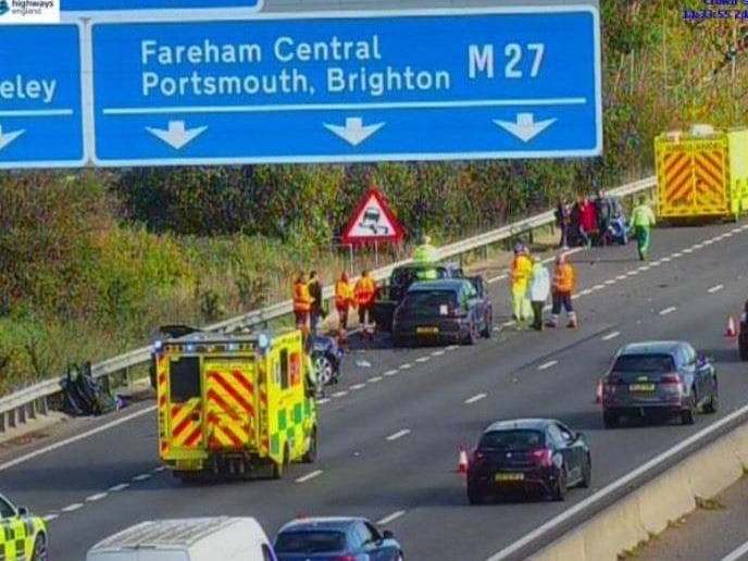 A multi-vehicle crash on the M27 eastbound between junction 8 and 9 has resulted in serious injuries for a number of casualties