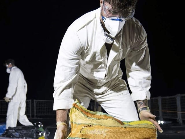 Portsmouth-based warship HMS Trent has seized £160m of cocaine from a submarine in the Caribbean Sea.