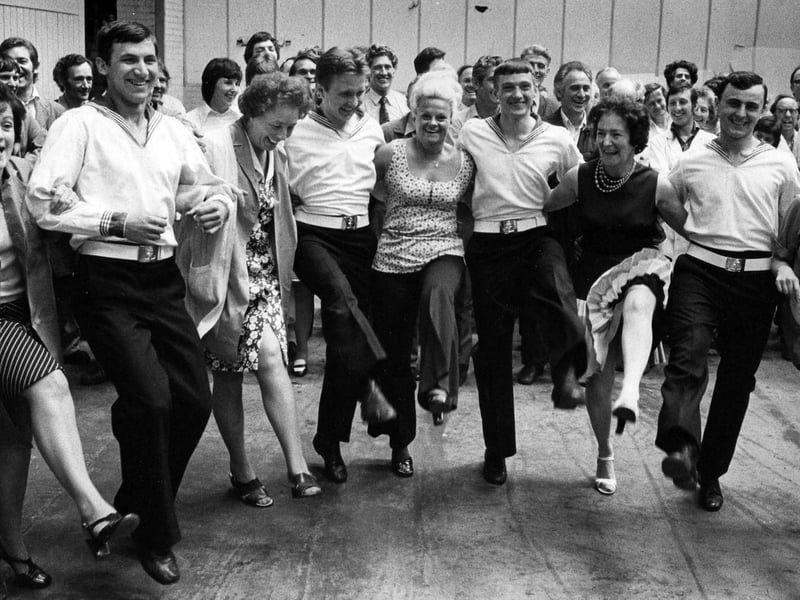 Workers at the Metal Box factory in Copnor wasted no time in introducing Russian guests from the Obraztsovy to the English knees-up, 1976. The News PP5040