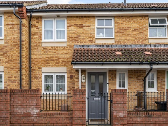 This terraced property in Portsmouth comes with two bedrooms, one bathroom and one reception room, and a garden. This house is on the market with Beals, North End Estate Agents and there is no forward chain. The listing says: "Offered with no forward chain! This well presented, two double bedroom, mid terraced house is nestled in a quiet cul-de-sac location."