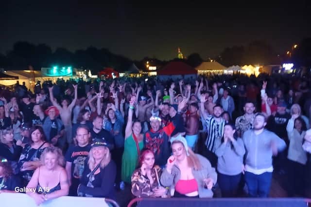 Thunderstruck crowd