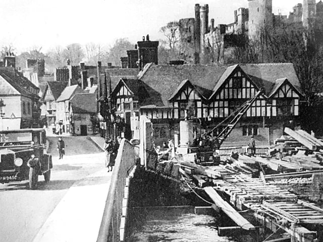 The new town bridge being rebuilt in 1934. It opened in 1935.