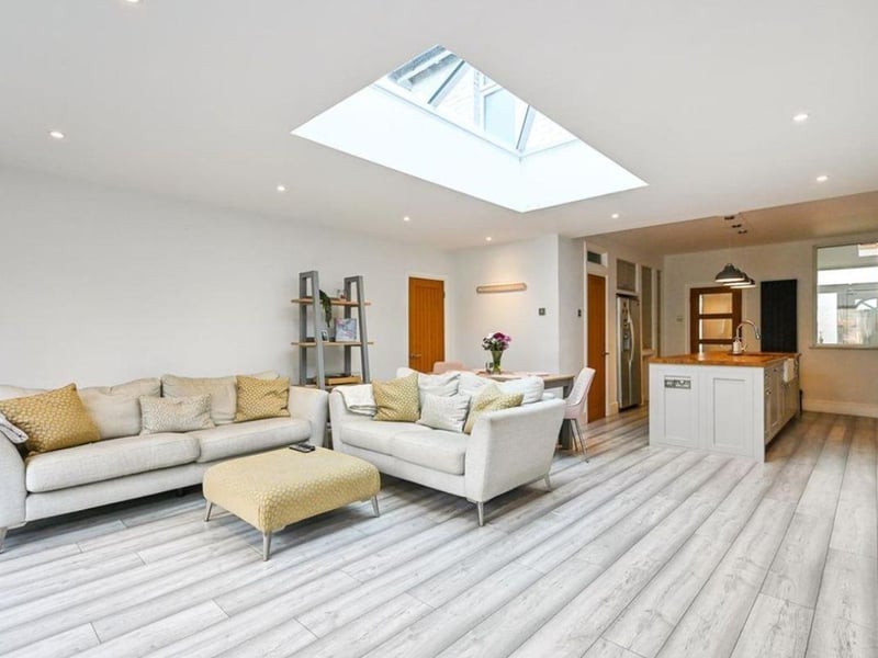 This home would be ideal for a family as it is in a good position for people that commute regularly or want to have easy access to the M275.
