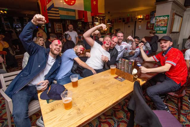 Fans in Portsmouth watching the World Cup, England Vs USA on Friday 25th November 2022
Fans in Green Post, Portsmouth 
Picture: Habibur Rahman