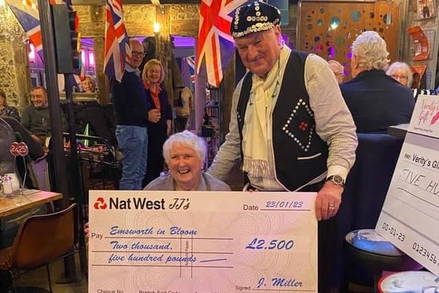 JJ's and Johnny's Tap Room held an old fashioned knees up to raise money to keep Emsworth in Blooming.
Pictured: Sheila Morris and owner of JJ's, John