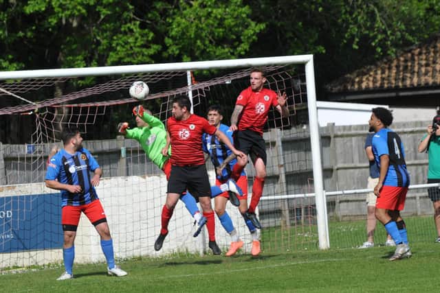 Locks (red) v Sway. Picture by Ian Grainger.