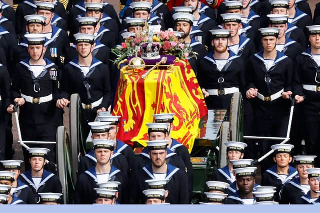 The Queen's funeral cortege borne on the State Gun Carriage of the Royal Navy travels along The Mall with the Gentlemen at Arms on September 19, 2022 in London, England. Photo by Chip Somodevilla / POOL / AFP via Getty Images