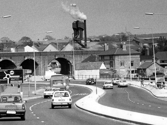 The A32, Gosport Road leading into Fareham in 1988. The News PP5467
