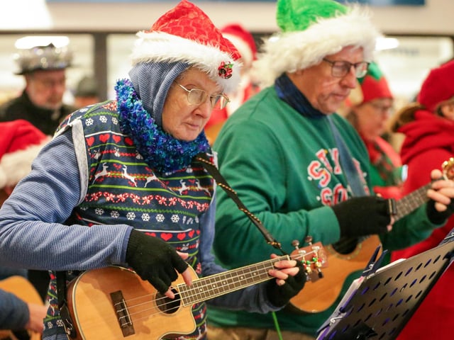 Ukulele band. Port Solent Christmas Market, Portsmouth
Picture: Chris Moorhouse (071224-19)