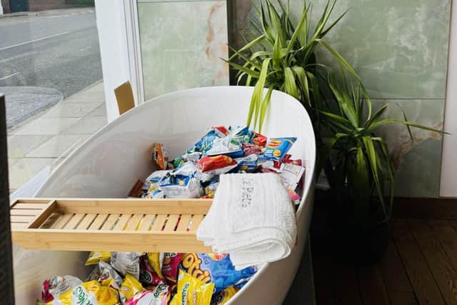 Help to fill a bath of crisps